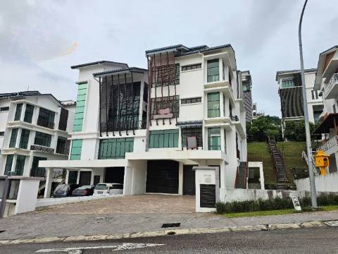Kingsley Hills, Putra Heights