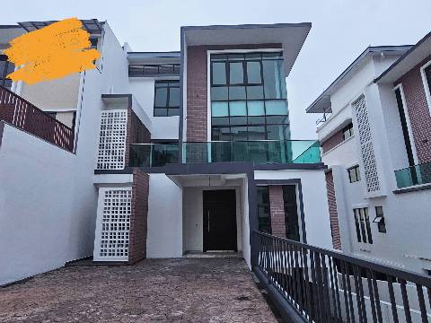 Kingsley Hills, Putra Heights