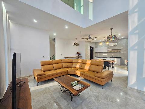 Kingsley Hills, Putra Heights